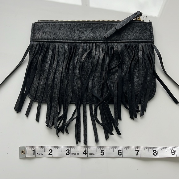 Small Fringe  purse. Very cute with zipper - Picture 4 of 9